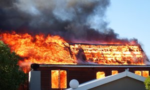 Vlamme lê huis in puin